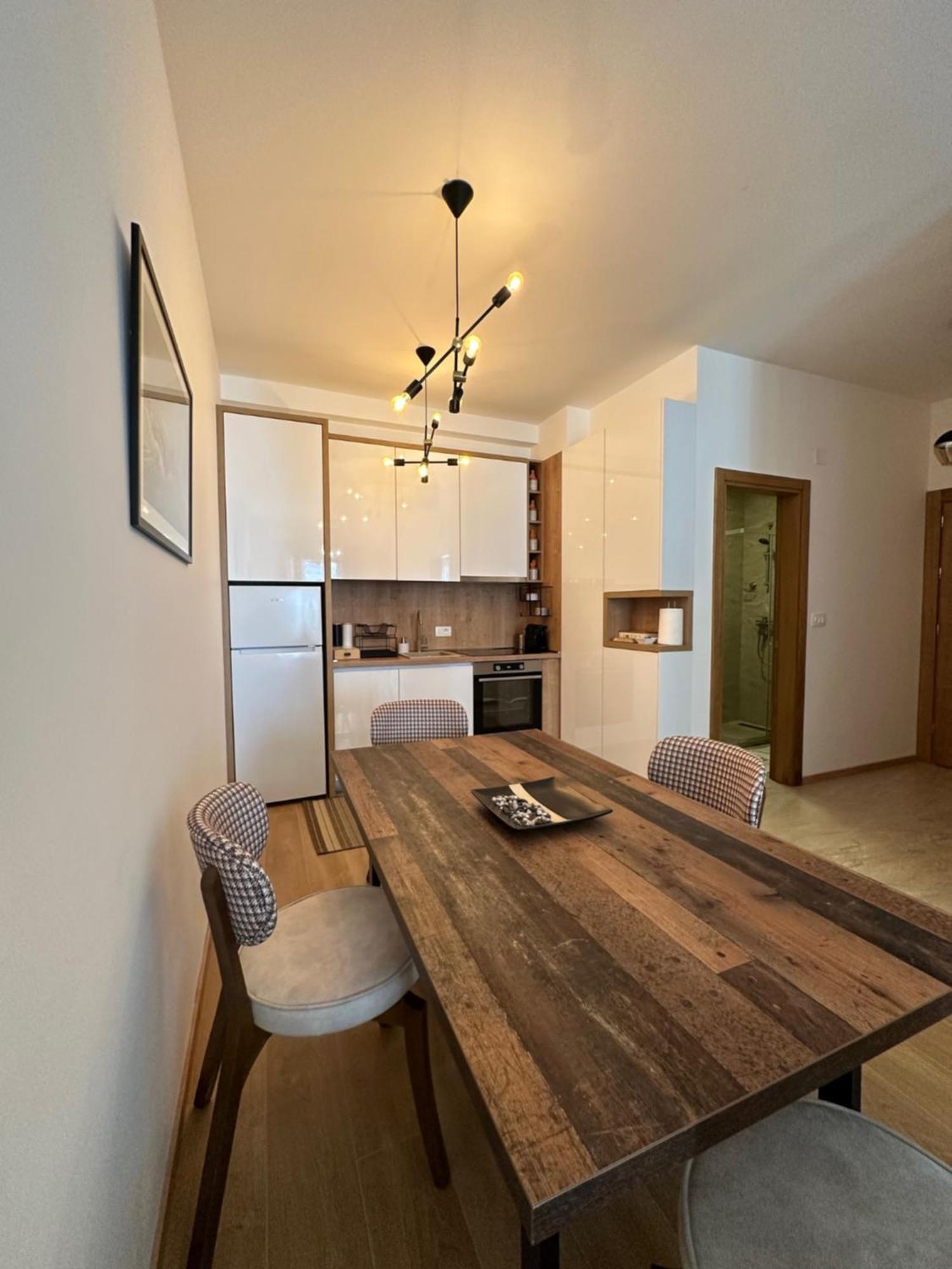 Diplomat Apartment *